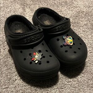 Black lined Crocs